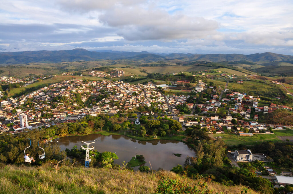 O atributo alt desta imagem está vazio. O nome do arquivo é Caxambu-panoramico-1024x680.jpg